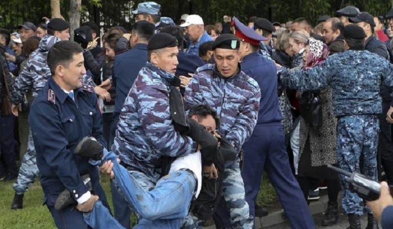 Չարտոնված հանրահավաք Ալմաթիում. կան տասնյակ բերման ենթարկվածներ