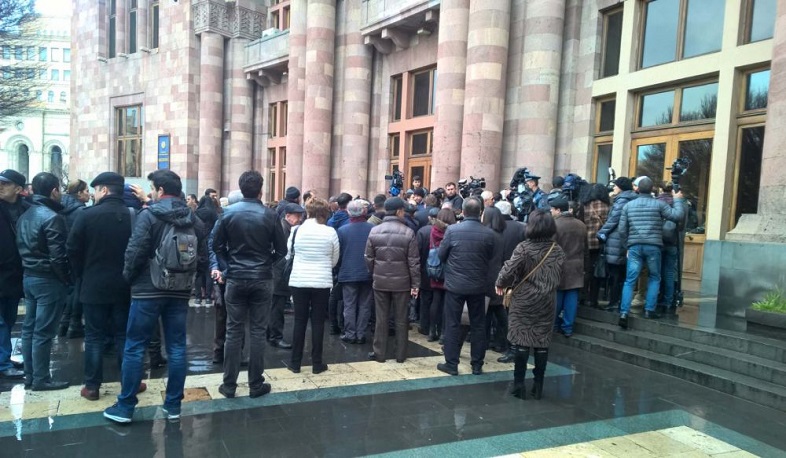 ՁԻԱՀ-ի կանխարգելման կենտրոնի աշխատակիցները բողոքի ակցիա են անցկացրել