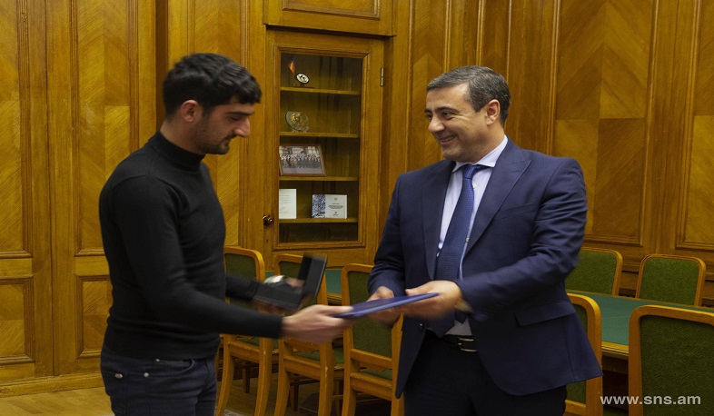 ԱԱԾ տնօրենի պաշտոնակատարը պարգևատրել է սահմանախախտ հայտնաբերող քաղաքացուն