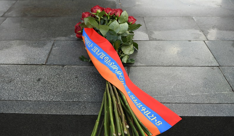 Արմեն Սարգսյանի անունից առավոտյան ծաղիկներ են դրվել Մյասնիկյանի արձանի մոտ