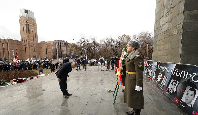 Վարչապետն ընտանիքի հետ հարգանքի տուրք է մատուցել Մարտի 1-ի զոհերի հիշատակին