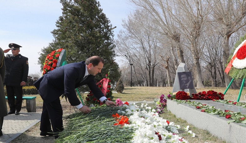 ՊՆ և ԶՈՒ ղեկավար կազմը Վ.Սարգսյանի ծննդյան առթիվ այցելել է «Եռաբլուր»