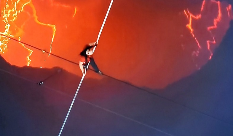 Ճոպանով անցում ակտիվ հրաբխի խառնարանի վրայով