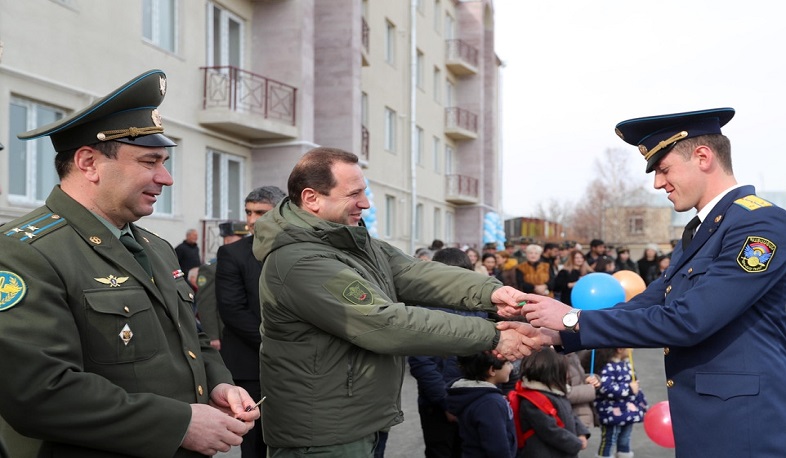 Պաշտպանության նախարարը զինծառայողներին է հանձնել նոր բնակարանների բանալիները