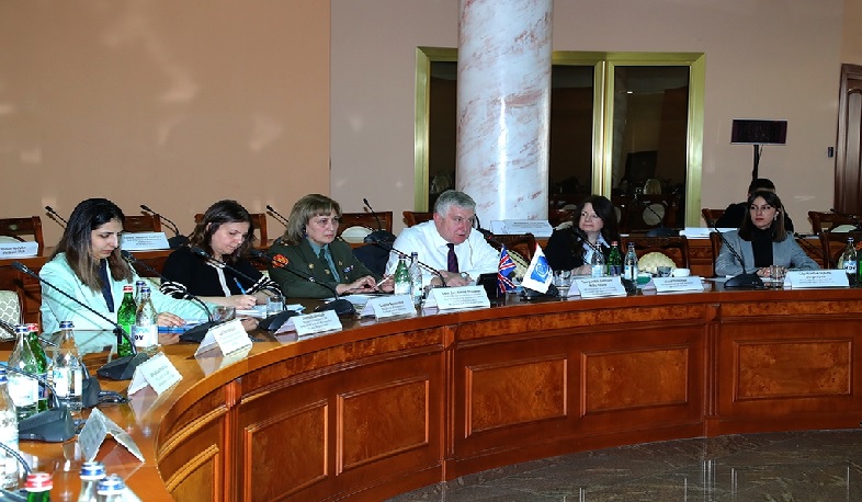 Մարդու իրավունքները և կանայք Հայաստանի զինված ուժերում. քննարկումներ ՊՆ-ում