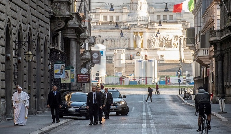Ֆրանցիսկոս Պապը՝ Հռոմի ամայի փողոցներում