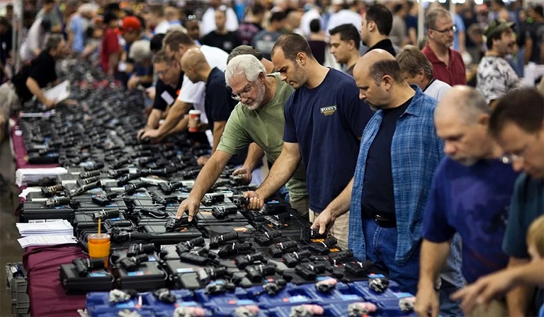 Կորոնավիրուսի պատճառով ԱՄՆ-ում դատարկվում են նաև զենքի խանութները