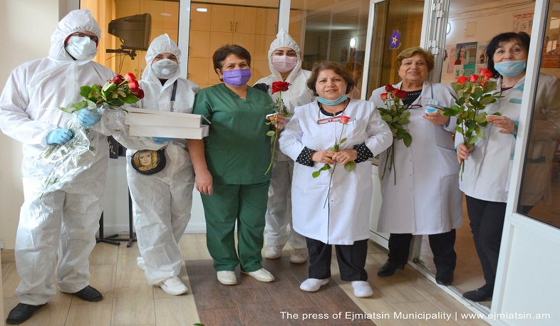 Էջմիածնի բժշկական հաստատությունների աշխատակիցներին ծաղիկներ են նվիրել