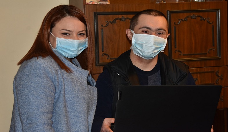 Արմեն Սարգսյանը նվերներ է ուղարկել Գյումրիի «Արեգակ» ներառական սրճարանի աշխատակիցներին