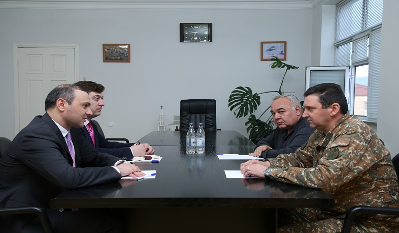 ՀՀ ԱԽ քարտուղարը հանդիպել է պաշտպանության բանակի հրամանատարի հետ