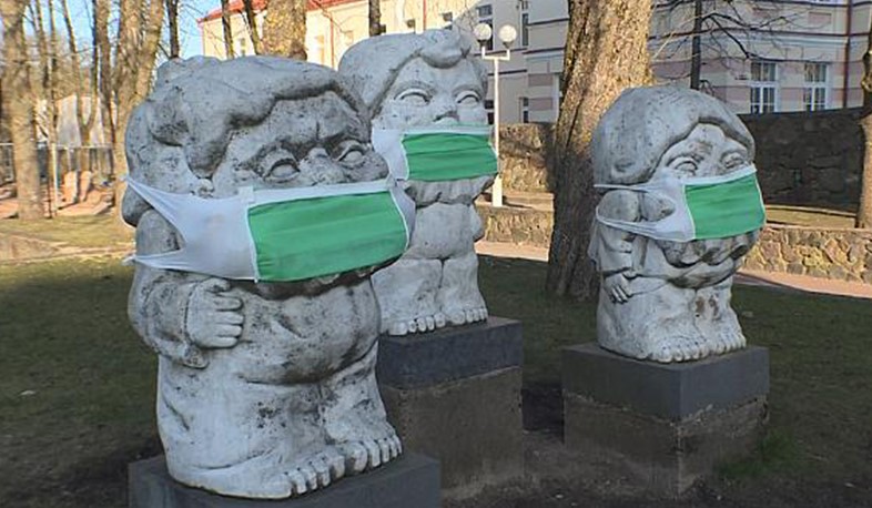 Լիտվացի նկարիչները հուշարձաններին դիմակներ են հագցրել. Euronews