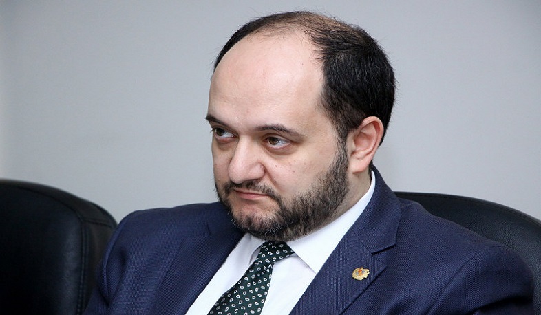 Վերջ տանք լատինատառ և կյուրեղատառ հայերենին, գրե՛նք մեսրոպատառ. ԿԳՄՍ նախարար