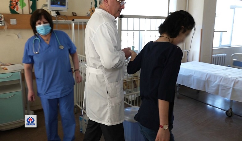 Գյումրիում ծեծի ենթարկված 13-ամյա աղջիկը բժիշկների օգնությամբ արդեն քայլում է