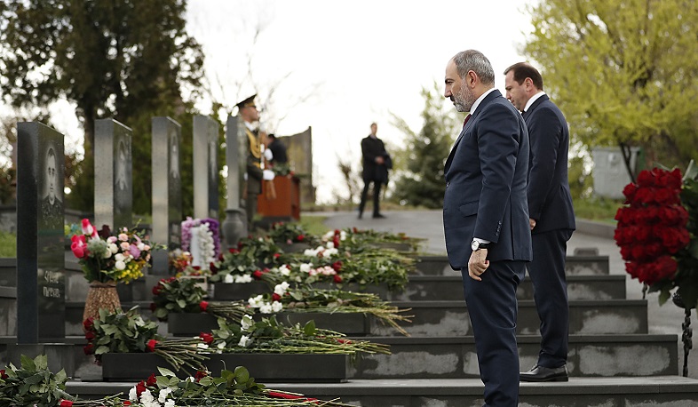 Վարչապետը հարգանքի տուրք է մատուցել ապրիլյան քառօրյա պատերազմի հերոսների հիշատակին