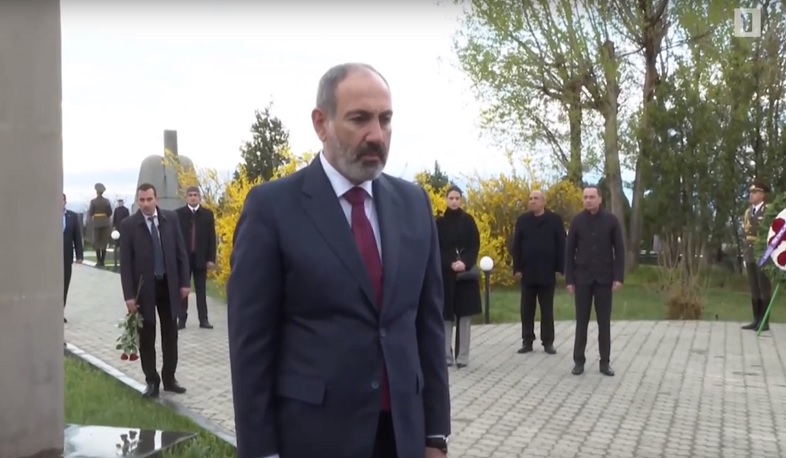 Բարձրաստիճան այրերը խնկարկել են Ապրիլյան պատերազմի զոհերի հիշատակը