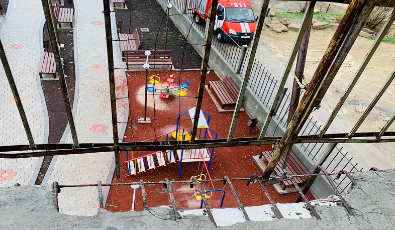 Վարդաշենում փլուզվել է շենքի բետոնե պատշգամբ