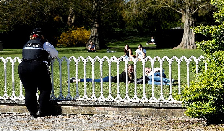 Բրիտանացիները վայելել են արևոտ եղանակը՝ խախտելով արտակարգ դրության օրենքը. SkyNews