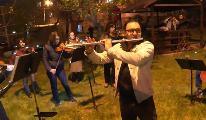 Հայաստանի ազգային ֆիլհարմոնիկ նվագախմբի անակնկալ կատարումը 15-րդ թաղամասում