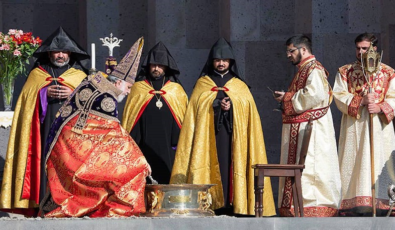 Ոտնլվայի արարողությանը դուրս բերվեց Սուրբ Գրիգոր Նարեկացու մասունքը