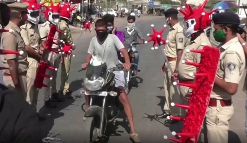 Հնդկաստանում ոստիկանությունը հագնվում է որպես կորոնավիրուս. BBC