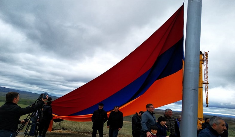 Հայ-թուրքական սահմանին հսկա Եռագույն է տեղադրվել