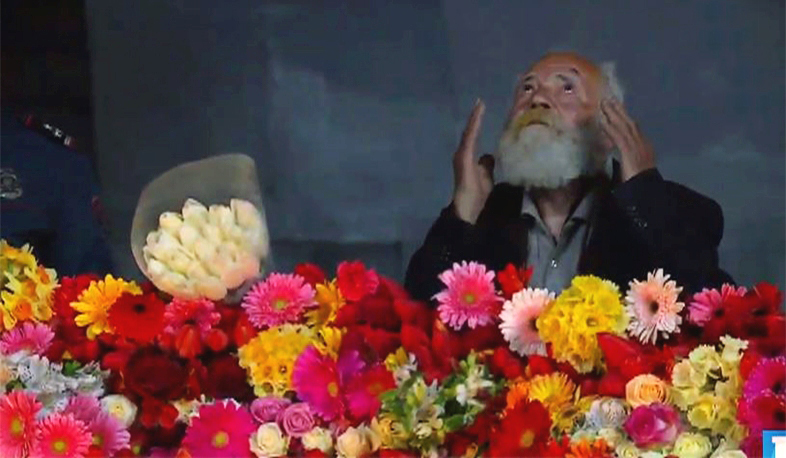 82-ամյա Արտուշ պապը դարձավ այս տարվա խորհրդանիշը. նրան վարչապետի հանձնարարությամբ ուղեկցեցին Ծիծեռնակաբերդի հուշահամալիր