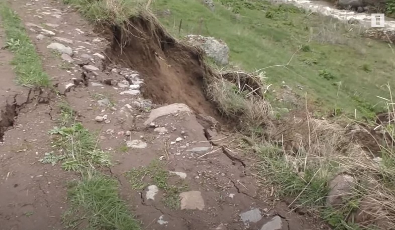 Արտավան գյուղի փողոցներից մեկում սողանքը վնասել է ճանապարհն ու ջրագիծը. տուժածներ չկան