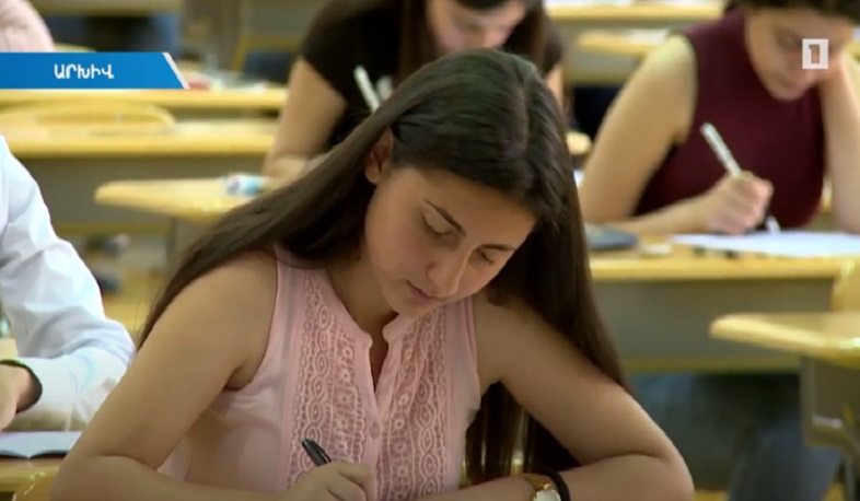 Դիմորդները պատրաստվում են ընդունելության քննություններին