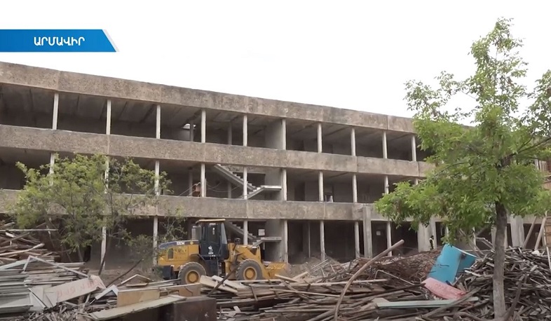 Հինգ ամիս է՝ աշակերտների փոխարեն Էջմիածնի 5-րդ ավագ դպրոց են գնում շինարարները