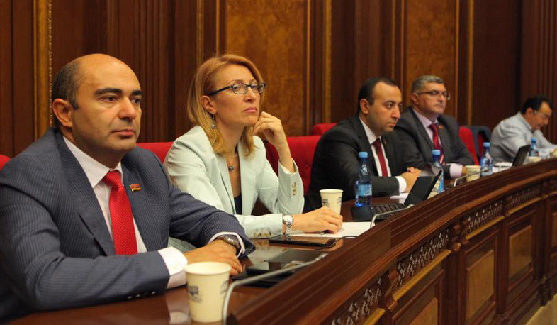 «Լուսավոր Հայաստան» խմբակցությունը լքեց ԱԺ նիստերի դահլիճը