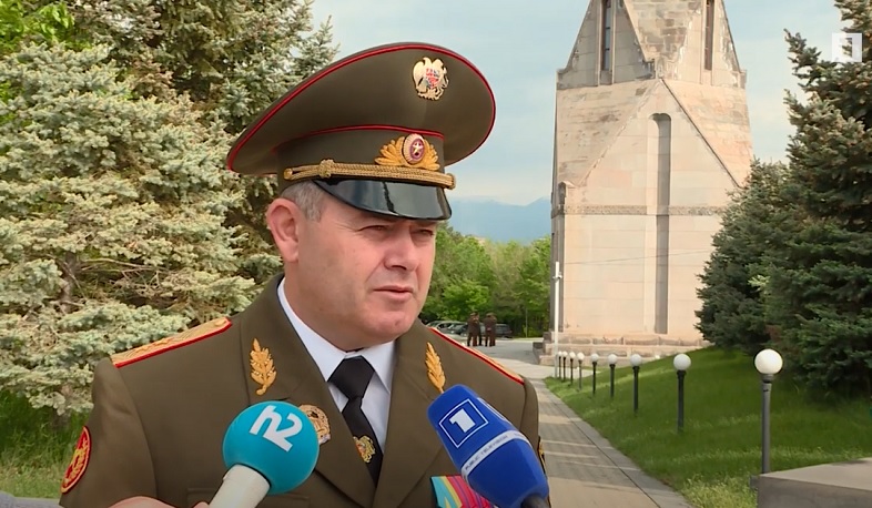 Ուժեղ բանակի գրավականը ժամանակակից սպառազինությունն է․ ԳՇ պետը՝ Եռաբլուրում