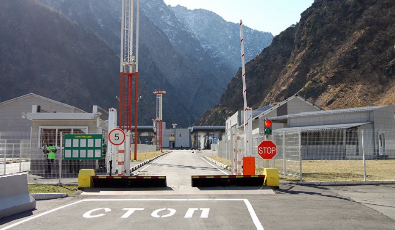 Վերին Լարսում գտնվող ՀՀ քաղաքացիները պահանջում են Հայաստան վերադառնալ բացառապես իրենց մեքենաներով