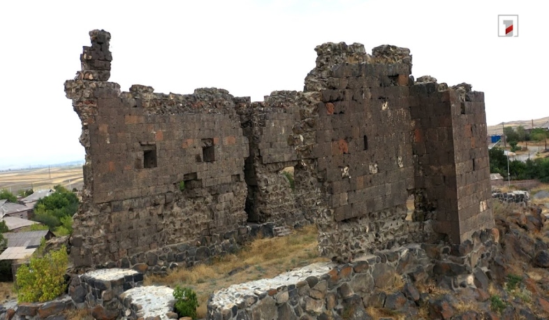 Գուսանագյուղի ամրոց-դղյակը՝ «Բաց երկնքի տակ»